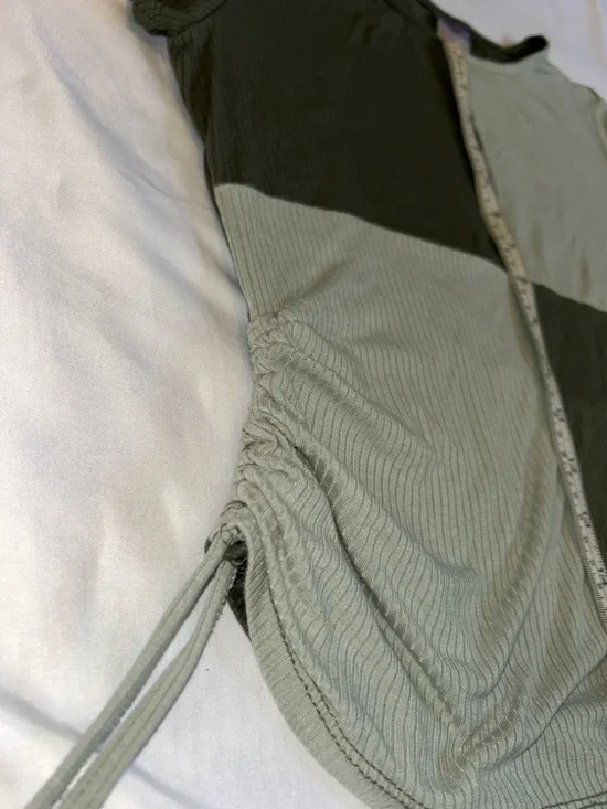 No Boundaries Olive & Light Olive Colorblock Side-Ruched Crop Top - Picture 6 of 6